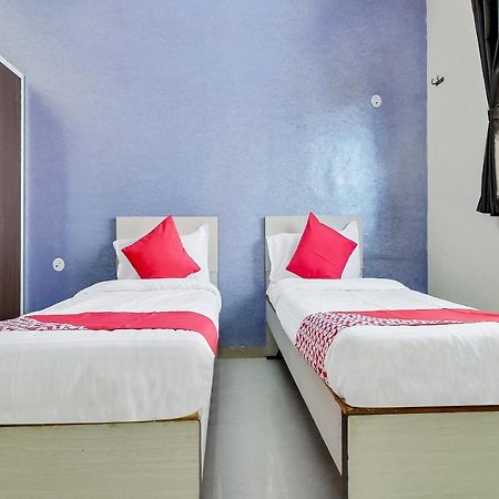 Oyo Flagship 48365 Hotel Shiva'S Castle Chalisgaon Bagian luar foto