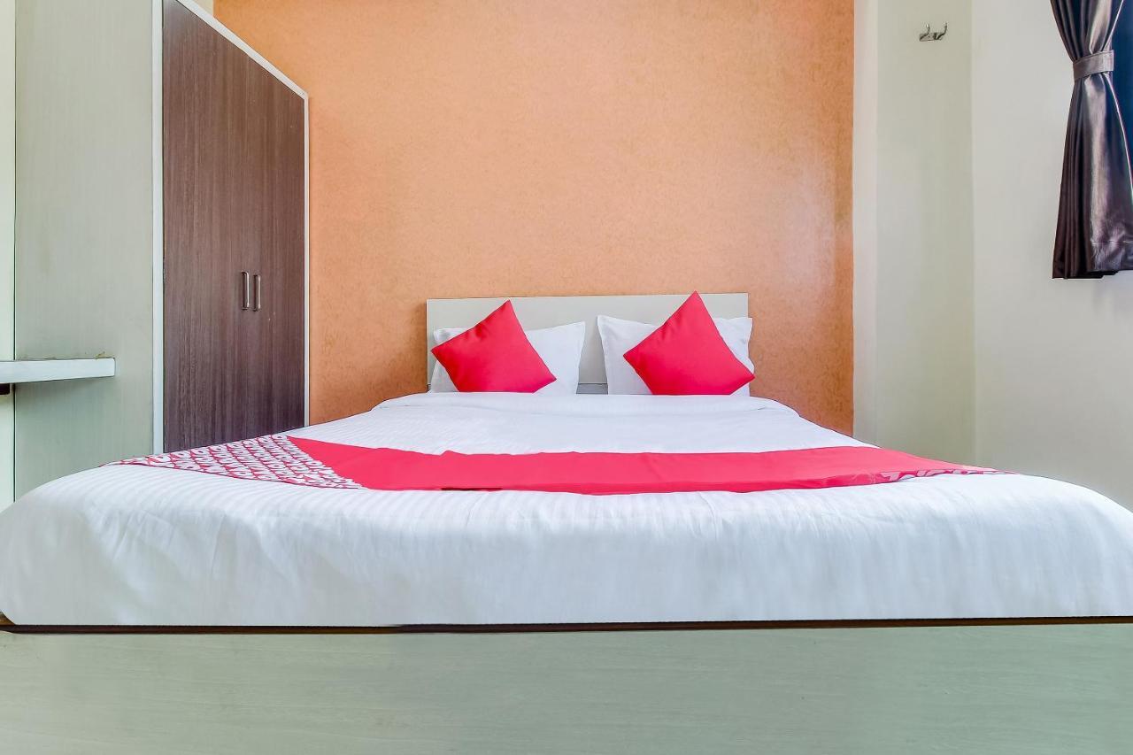 Oyo Flagship 48365 Hotel Shiva'S Castle Chalisgaon Bagian luar foto