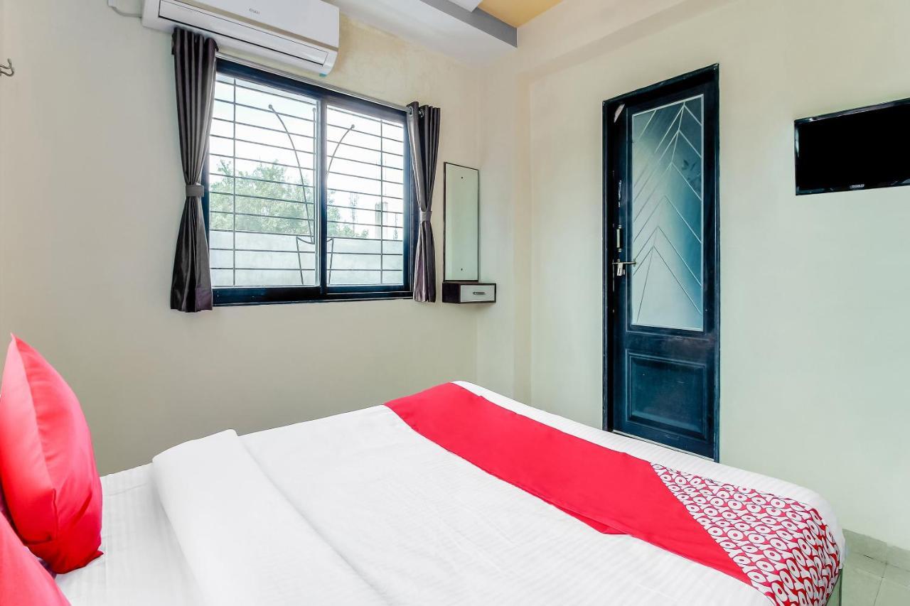 Oyo Flagship 48365 Hotel Shiva'S Castle Chalisgaon Bagian luar foto