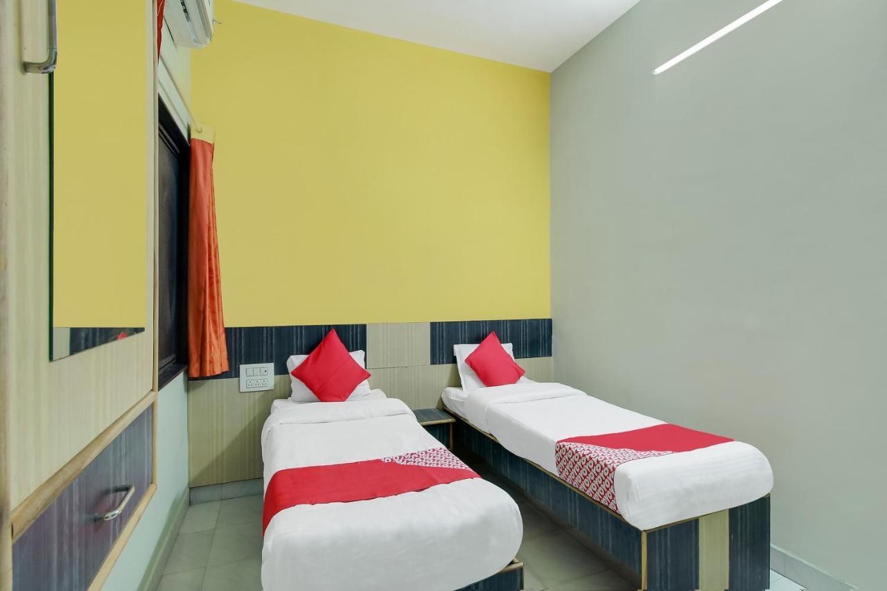 Oyo Flagship 48365 Hotel Shiva'S Castle Chalisgaon Ruang foto
