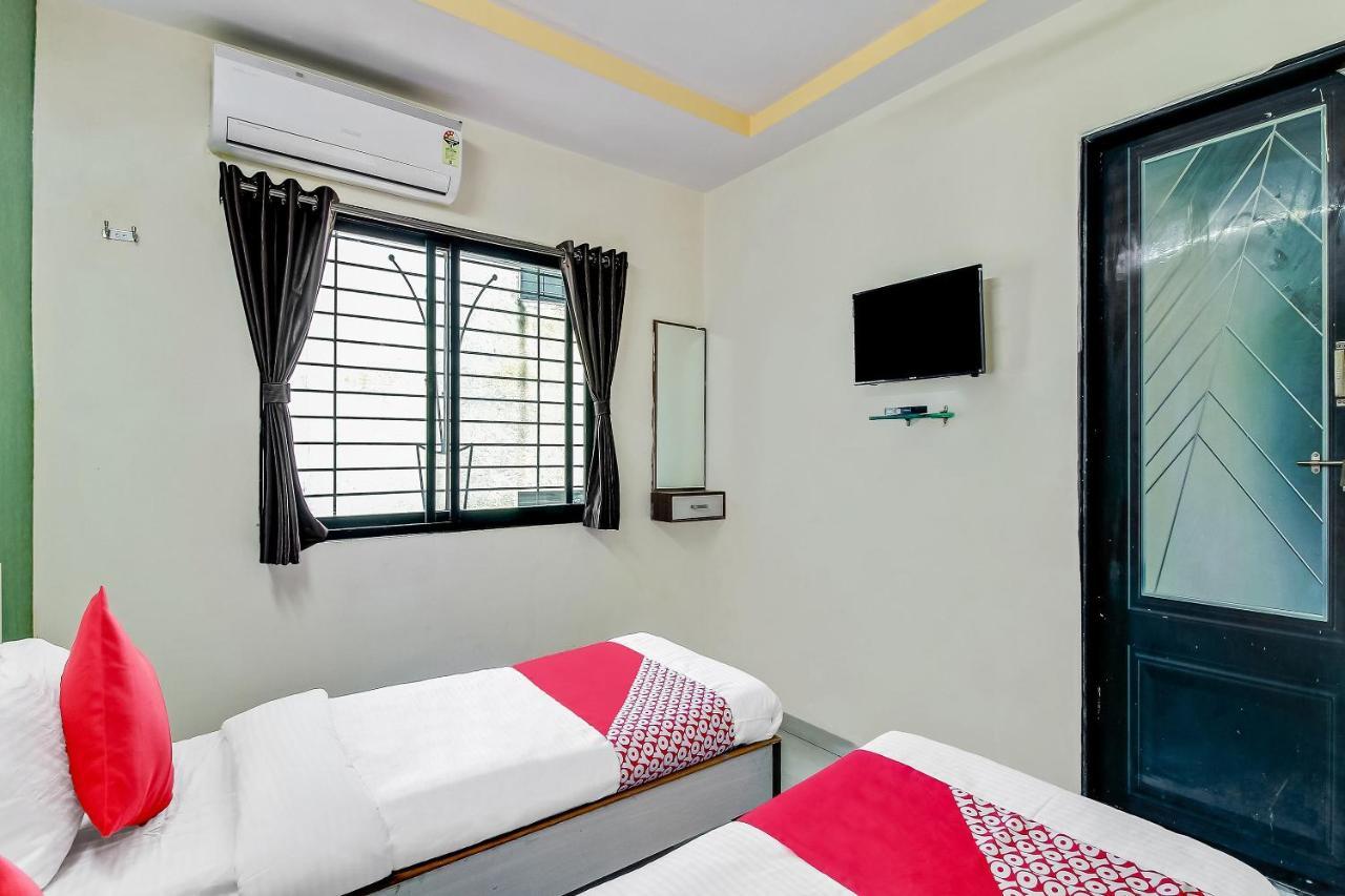 Oyo Flagship 48365 Hotel Shiva'S Castle Chalisgaon Bagian luar foto