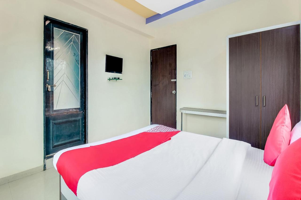 Oyo Flagship 48365 Hotel Shiva'S Castle Chalisgaon Bagian luar foto