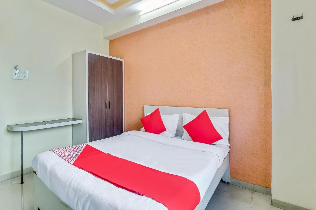 Oyo Flagship 48365 Hotel Shiva'S Castle Chalisgaon Bagian luar foto