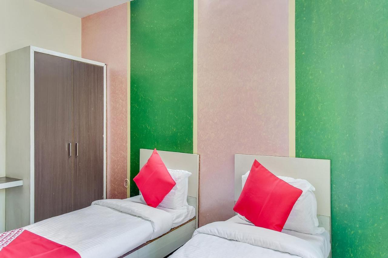 Oyo Flagship 48365 Hotel Shiva'S Castle Chalisgaon Bagian luar foto