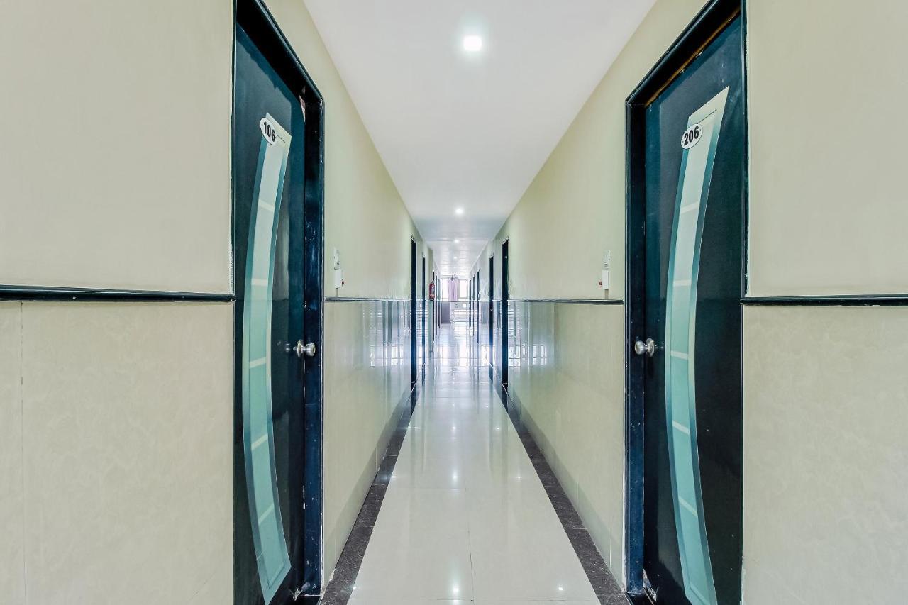 Oyo Flagship 48365 Hotel Shiva'S Castle Chalisgaon Bagian luar foto